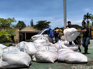 Polisi Polman Gagalkan Pengiriman 35 Karung Pakaian Bekas Impor dari Makassar Polisi Polman Gagalkan Pengiriman 35 Karung Pakaian Bekas Impor dari Makassar