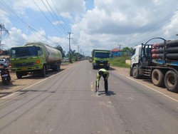 Salah Beri Lampu Sein, Pemotor Tewas Dilindas Truk Tangki di Jambi