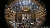 Potret Salat Tarawih Pertama di Masjid Istiqlal