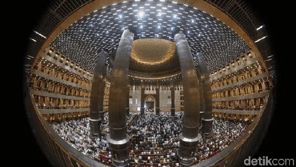 Potret Salat Tarawih Pertama di Masjid Istiqlal