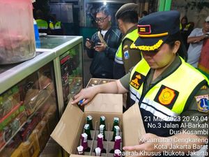Razia Jelang Ramadan, Satpol PP Cengkareng Amankan 44 Botol Miras Razia Jelang Ramadan, Satpol PP Cengkareng Amankan 44 Botol Miras