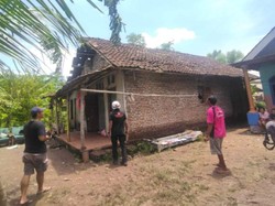 Satu Rumah di Jombang Disambar Petir, Bangunan-Peralatan Elektronik Rusak