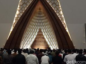 Potret Salat Tarawih di Masjid Raya Al Jabbar Bandung Potret Salat Tarawih di Masjid Raya Al Jabbar Bandung