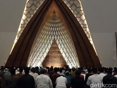 Potret Salat Tarawih di Masjid Raya Al Jabbar Bandung
