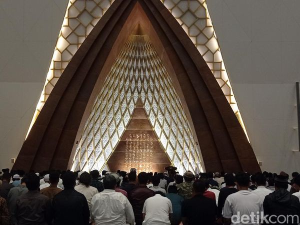 Potret Salat Tarawih di Masjid Raya Al Jabbar Bandung