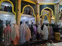Tarawih Pertama di Ramadhan 2023, Jemaah Masjid Jami Gresik Meluber