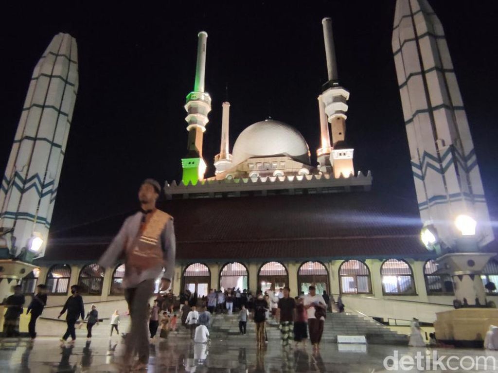 Tarawih Perdana di Masjid Agung Semarang, 20 Rakaat Baca 1 Juz