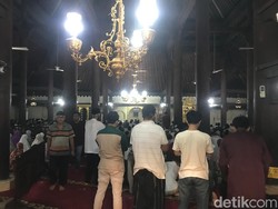 Potret Khusyuk Salat Tarawih Pertama di Masjid Gedhe Kauman Jogja