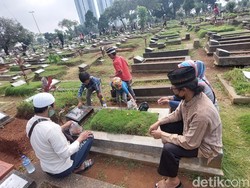Cerita Orang Tua Kenalkan Tradisi Ziarah Kubur Jelang Puasa Ramadan ke Anak