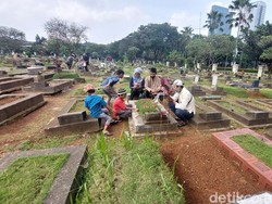 Peziarah Ramai Kunjungi TPU Menteng Pulo II Jakarta Jelang Ramadan