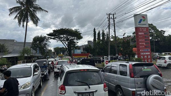 Potret Antrean Panjang di SPBU Bone Imbas Suplai BBM Terhambat Macet di Camba