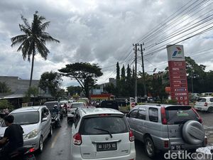 Potret Antrean Panjang di SPBU Bone Imbas Suplai BBM Terhambat Macet di Camba Potret Antrean Panjang di SPBU Bone Imbas Suplai BBM Terhambat Macet di Camba