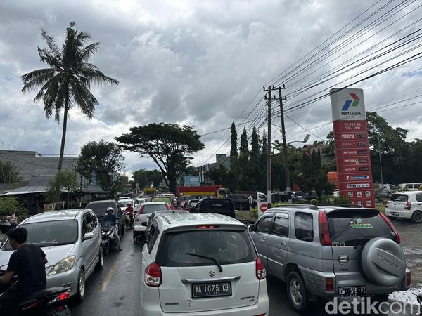 Potret Antrean Panjang di SPBU Bone Imbas Suplai BBM Terhambat Macet di Camba