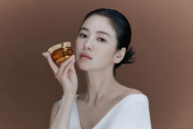 Song Hye Kyo melakukan basic skincare rutin / Foto: instagram.com/sulwhasoo.singapore