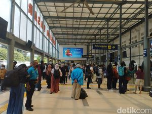Praktik Nakal Calo Stasiun Pasar Senen: Sedia Tiket KA hingga Sertifikat Vaksin Praktik Nakal Calo Stasiun Pasar Senen: Sedia Tiket KA hingga Sertifikat Vaksin