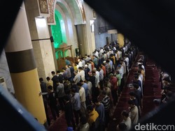 Suasana Khidmat Salat Tarawih Pertama di Masjid Raya Bandung