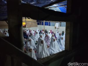 Melihat Salat Tarawih Pertama Penyintas Gempa di Masjid Darurat