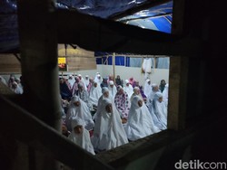 Melihat Salat Tarawih Pertama Penyintas Gempa di Masjid Darurat