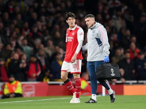 LONDON, ENGLAND - MARCH 16: Takehiro Tomiyasu of Arsenal leaves the pitch after picking up an injury during the UEFA Europa League round of 16 leg two match between Arsenal FC and Sporting CP at Emirates Stadium on March 16, 2023 in London, England. (Photo by Shaun Botterill/Getty Images)