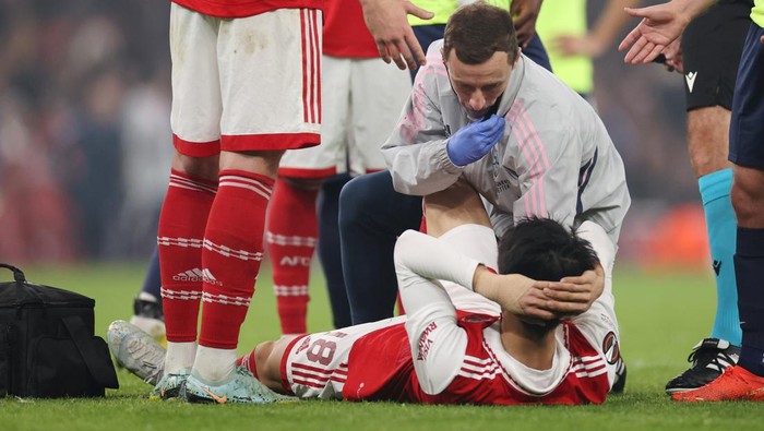 LONDON, ENGLAND - NOVEMBER 03: Takehiro Tomiyasu of Arsenal is seen injured before being substituted off during the UEFA Europa League group A match between Arsenal FC and FC Zürich at Emirates Stadium on November 03, 2022 in London, England. (Photo by Ryan Pierse/Getty Images)