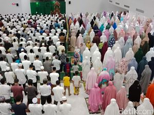 Tarawih Pertama di Masjid Islamic Center Jatim Tarawih Pertama di Masjid Islamic Center Jatim