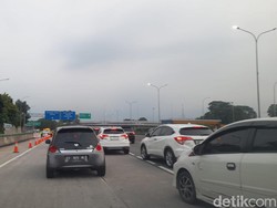 Sudah 3 Jam Lebih Tol Jatikarya Diblokir Warga, Lalin Semrawut