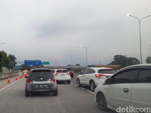 Sudah 3 Jam Lebih Tol Jatikarya Diblokir Warga, Lalin Semrawut Sudah 3 Jam Lebih Tol Jatikarya Diblokir Warga, Lalin Semrawut