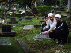 TPU Karet Bivak Ramai Dikunjungi Peziarah di Hari Lebaran