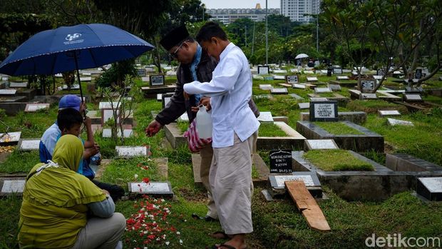 Tradisi ziarah menjelang bulan Ramadan mulai terlihat di sejumlah pemakaman, termasuk TPU Karet Bivak, Jakarta Pusat. Para peziarah berdatangan ke makam keluarga serta kerabat.