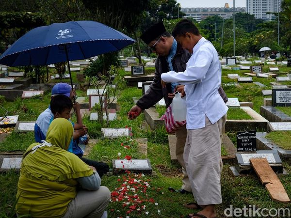 TPU Karet Bivak Ramai Peziarah Jelang Puasa Ramadan