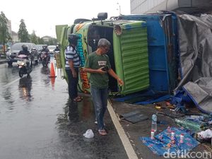 Truk Gandeng Muat Minuman Kemasan Terguling di Jalan Jogja-Solo Truk Gandeng Muat Minuman Kemasan Terguling di Jalan Jogja-Solo