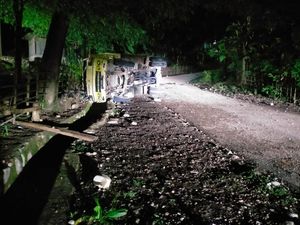 Kecelakaan Maut Truk Pasir, Sopir Kabur ke Polsek Ayotupas Kecelakaan Maut Truk Pasir, Sopir Kabur ke Polsek Ayotupas