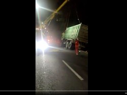 Truk Terguling di Tol JORR Simpang Meruya, Sedang Dievakuasi