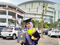 Luar Biasa! Kasek SD Bojonegoro Kuliah S2 di Unesa Raih IPK Sempurna