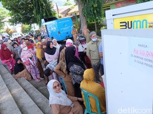 Warga Enrekang Serbu Pasar Murah di Anjungan Sungai Mata Allo