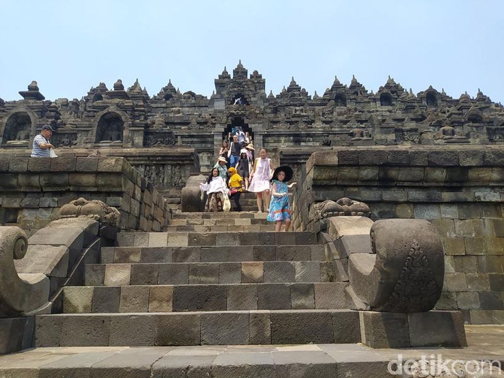 Wisatawan Boleh Naik Candi Borobudur, Begini Cara dan Harga Tiketnya