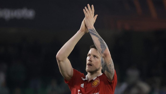 Soccer Football - Europa League - Round of 16 - Second Leg - Real Betis v Manchester United - Estadio Benito Villamarin, Seville, Spain - March 16, 2023  Manchester Uniteds Wout Weghorst celebrates after the match REUTERS/Jon Nazca