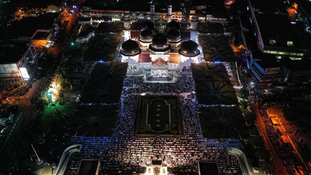 Tengok Lagi Momen Salat Tarawih di Masjid Raya Baiturrahman Tengok Lagi Momen Salat Tarawih di Masjid Raya Baiturrahman