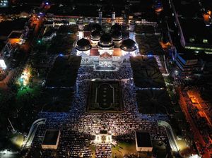 Tengok Lagi Momen Salat Tarawih di Masjid Raya Baiturrahman