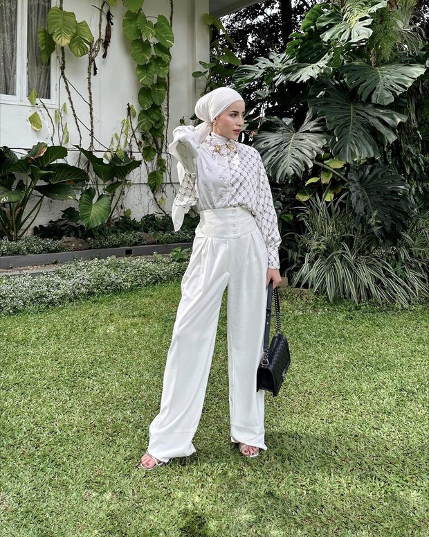 Aghnia Punjabi/ Foto: Instagram/emyaghnia Aghnia Punjabi gaya hijab turban