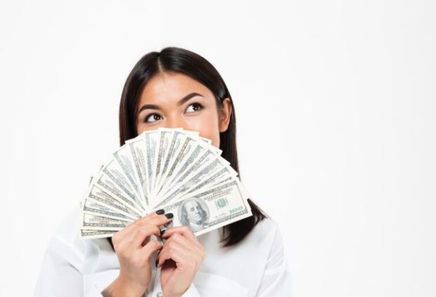 Perempuan sedang memegang uang