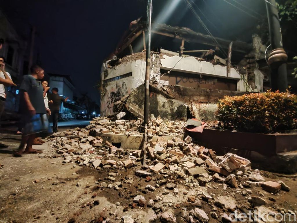 Bangunan Terdampak Gempa di Cianjur Tiba-tiba Ambruk!