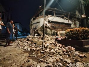 Bangunan Terdampak Gempa di Cianjur Tiba-tiba Ambruk! Bangunan Terdampak Gempa di Cianjur Tiba-tiba Ambruk!
