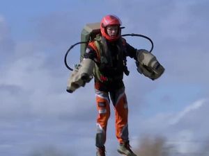 Penemu Jet Suit Berencana Bikin Balap Iron Man Penemu Jet Suit Berencana Bikin Balap Iron Man