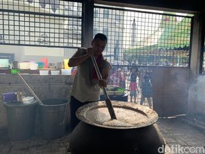 Senangnya Warga Medan Berburu Bubur Sup di Masjid Raya Al Mashun