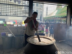 Senangnya Warga Medan Berburu Bubur Sup di Masjid Raya Al Mashun