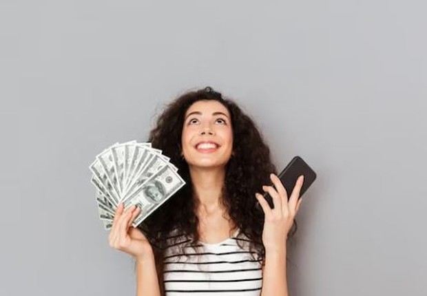 Perempuan sedang memegang uang