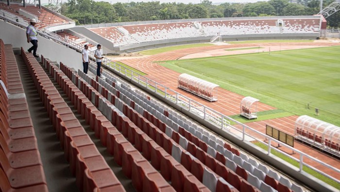 Delegasi FIFA Tinjau Stadion Gelora Sriwijaya Jakabaring Venue Management FIFA Sunni Kohli (kedua kiri) didampingi perwakilan Delegasi FIFA meninjau Stadion Gelora Sriwijaya Jakabaring (GSJ) di Jakabaring Sport City (JSC) Palembang, Sumatera Selatan, Kamis (23/3/2023). Kunjungan tersebut dalam rangka meninjau kesiapan Stadion Gelora Sriwijaya (GSJ) Jakabaring sebagai salah satu stadion penyelenggara Piala Dunia U-20 pada Mei 2023 mendatang. ANTARA FOTO/Nova Wahyudi/foc.