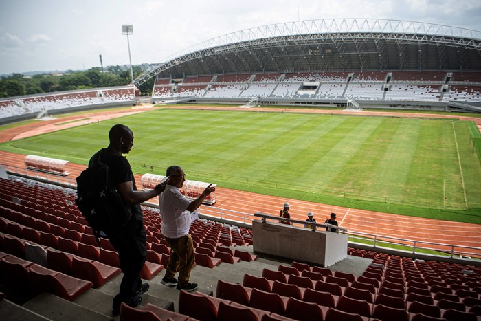 Venue Management FIFA Sunni Kohli (kedua kiri) didampingi perwakilan Delegasi FIFA meninjau Stadion Gelora Sriwijaya Jakabaring (GSJ) di Jakabaring Sport City (JSC) Palembang, Sumatera Selatan, Kamis (23/3/2023). Kunjungan tersebut dalam rangka meninjau kesiapan Stadion Gelora Sriwijaya (GSJ) Jakabaring sebagai salah satu stadion penyelenggara Piala Dunia U-20 pada Mei 2023 mendatang. ANTARA FOTO/Nova Wahyudi/foc.