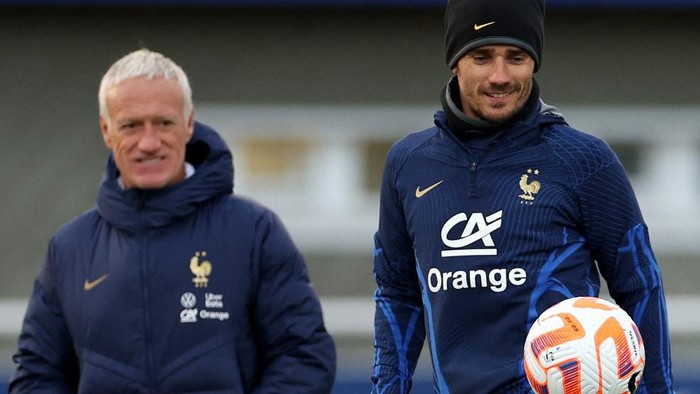 Frances forward Antoine Griezmann controls the ball  during a training session in Clairefontaine-en-Yvelines on March 21, 2023 as part of the teams preparation for upcoming UEFA Euro 2024 football tournament qualifying matches. (Photo by FRANCK FIFE / AFP)